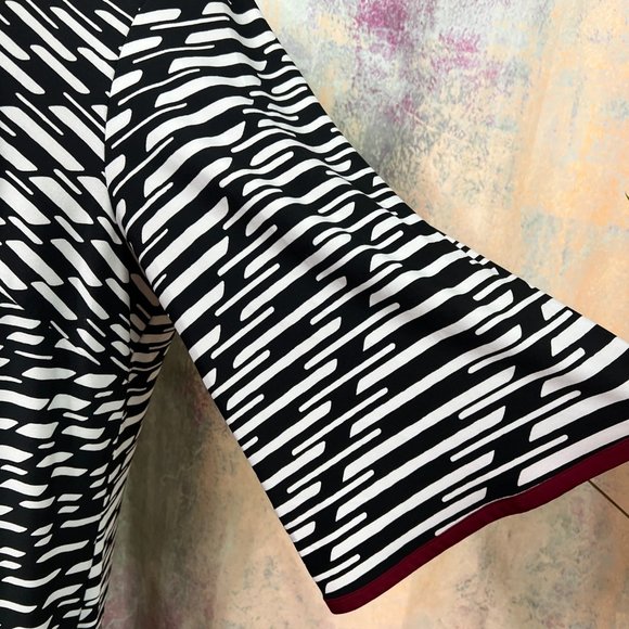 πStudio One Studio One V-Neckline 1/2 Sleeves PluPlus Size Soft Flowing Dress - Picture 4 of 15